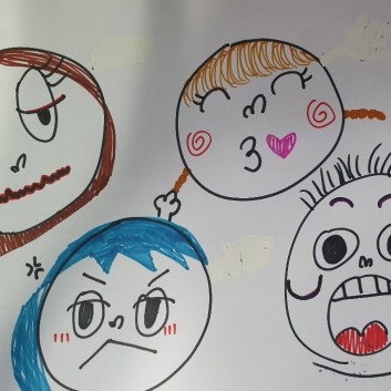 미술심리치료 작업물 예시. 네 가지 감정을 표정으로 그린 그림.